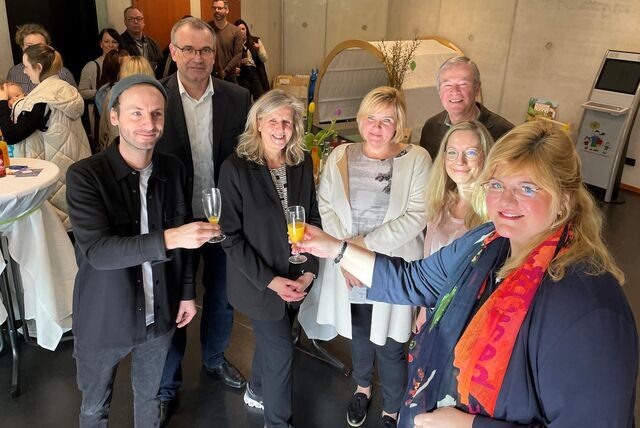 Das Marcel-Callo-Haus in der Castroper Altstadt beherbergt nun auch das städtische Familienbüro. Das wurde am Freitag (17.3.2023) eröffnet. Katrin Lasser-Moryson (r.) stößt mit dem Architekten (l.), Heinrich Unger und Rainer Zurmühlen von der Gemeinde, Regina Kleff, Monika Naroska und Co. auf eine gute Zukunft an.