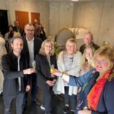 Das Marcel-Callo-Haus in der Castroper Altstadt beherbergt nun auch das städtische Familienbüro. Das wurde am Freitag (17.3.2023) eröffnet. Katrin Lasser-Moryson (r.) stößt mit dem Architekten (l.), Heinrich Unger und Rainer Zurmühlen von der Gemeinde, Regina Kleff, Monika Naroska und Co. auf eine gute Zukunft an.