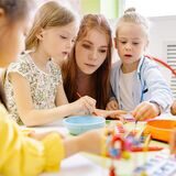 Kinder malen mit einer Erzieherin in einem Kindergarten (Symbolbild).