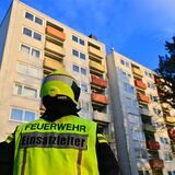 Der Einsatzleiter vor dem Hochhaus.