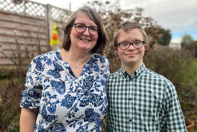 Valentin Kinkeldei und seine Mutter Elke Kinkeldei in ihrem Garten in Castrop-Rauxel