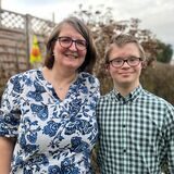 Valentin Kinkeldei und seine Mutter Elke Kinkeldei in ihrem Garten in Castrop-Rauxel