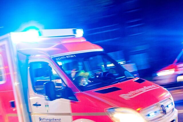 Ein Rettungswagen fährt mit Blaulicht durch die Nacht.