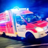 Ein Rettungswagen fährt mit Blaulicht durch die Nacht.