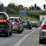 Viele Pendler fahren täglich über die B235 in Richtung A2. Das ist nicht immer einfach.