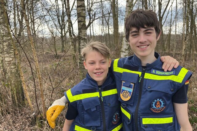 Nico Bergknecht (r.) und Moritz Dröwke von der Jugendgruppe des Technischen Hilfswerks Herten stehen in einem Waldgebiet.