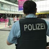 Ein Bundespolizist steht am Dortmunder Airport. Bundespolizisten haben am Montag (29.7.) einen Mann am Dortmunder Flughafen festgenommen, der wegen versuchten Mordes gesucht worden ist.