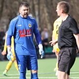 Der Castrop-Rauxeler im Tor des DSC Wanne, Daniel Schultz, war mit den Elfmeterentscheidungen im Duell mit Wacker Obercastrop nicht einverstanden.