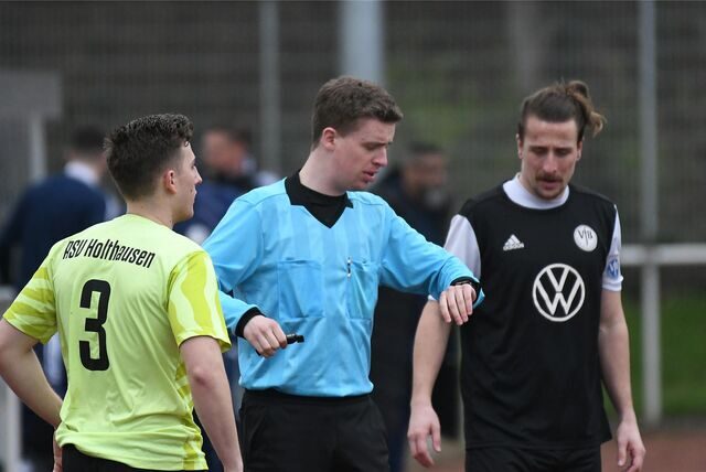 Durch ein Elfmetertor von Alan Michna siegte der VfB  Habinghorst beim RSV Holthausen mit 1:0  – und hat weiterhin die Chance, in die Bezirksliga aufzusteigen.