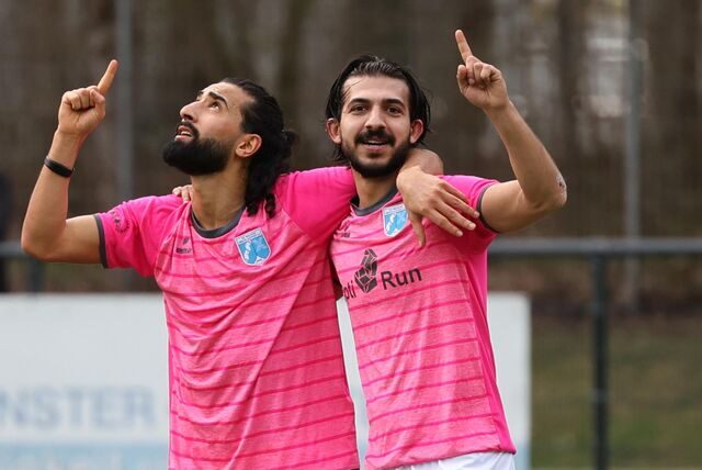 Bilal Abdallah (l) und Elvis Shala (r) feierten das 2:1 des SV Wacker Obercastrop beim DSC Wanne. Am Ende stand ein 2:2.