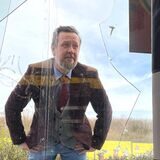 Patrick Zimmermann begutachtet das Einstiegsloch bei BauDuu: In das Lego-Geschäft stieg nun zum zweiten Mal binnen kurzer Zeit ein Einbrecher ein.