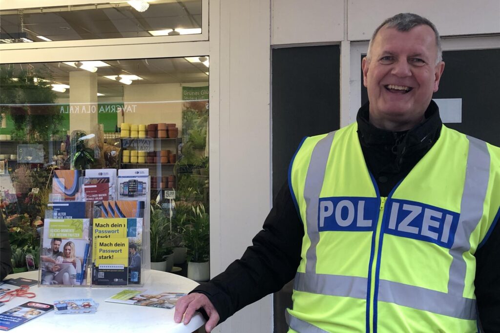 Kontaktbeamter Rainer Dohrn klärte Passanten in Haltern über Taschendiebe und Einbrecher auf.