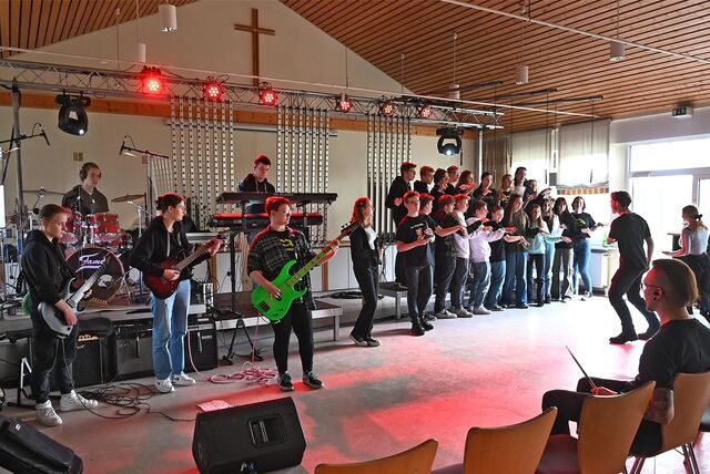 Jugendliche musizieren in einer Kirche