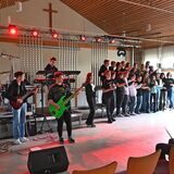 Jugendliche musizieren in einer Kirche