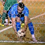 Can Cicek (r.) holt den Ball aus dem Netz – der Anschlusstreffer für Wethmar.