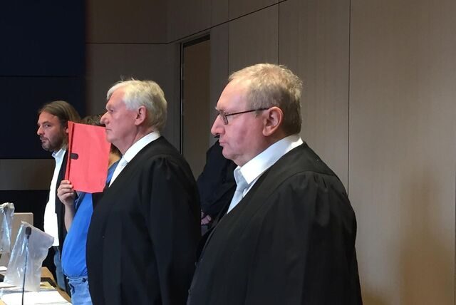 Der Angeklagte im Missbrauchs-Fall Marvin kurz vor Beginn des ersten Prozesses neben seinen Verteidigern Markus Kluck, Thomas Böhmer und Norbert Kirsch.