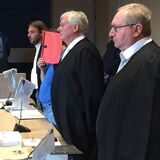 Der Angeklagte im Missbrauchs-Fall Marvin kurz vor Beginn des ersten Prozesses neben seinen Verteidigern Markus Kluck, Thomas Böhmer und Norbert Kirsch.