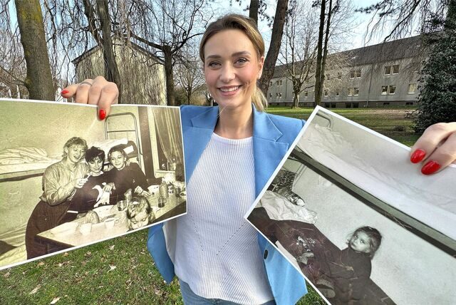 Die Landtagsabgeordnete Anna Kavena (SPD) zeigt Bilder aus ihren ersten Tagen in Deutschland. Im Hintergrund sind Gebäude der ehemaligen Landesstelle Unna-Massen, in der sie als Dreijährige sechs Wochen lebte.