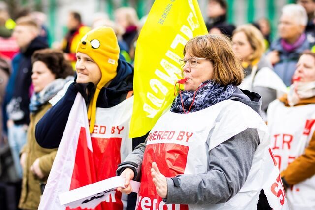 Demonstranten nehmen an einer Kundgebung auf dem Trammplatz vor dem Neuen Rathaus teil.