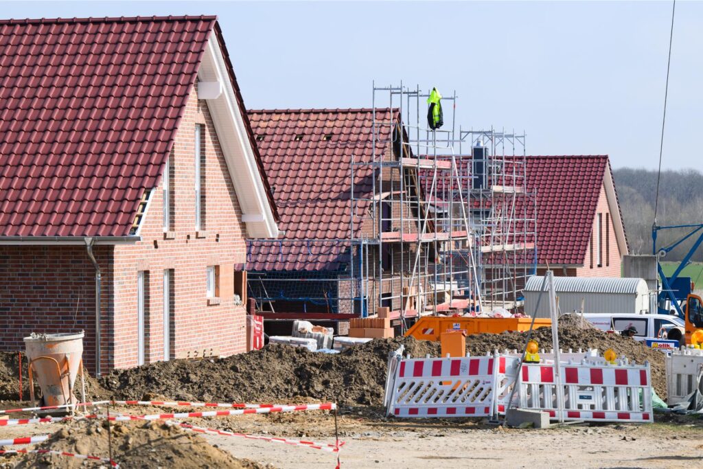 Einfamilienhäuser werden am Stadtrand gebaut. Egal ob Stadt oder Land: Wohneigentum in Deutschland wird tendenziell immer teurer.