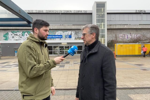 DSW21-Sprecher Frank Fligge montiert vor Verdi-Streikenden bei einer Demo