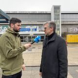 DSW21-Sprecher Frank Fligge montiert vor Verdi-Streikenden bei einer Demo
