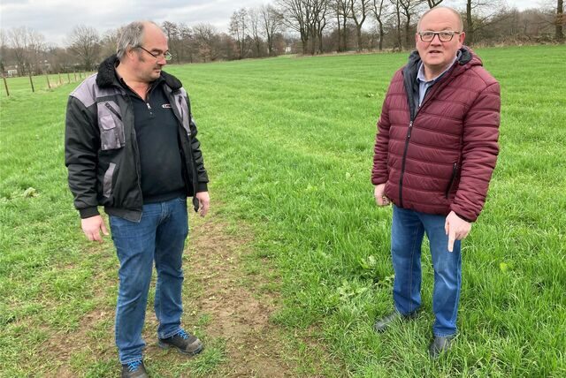 Landwirt Johannes Börmann (l.) ist ärgerlich: Hundebesitzer haben auf seiner Wiese einen Weg freigetrampelt. Tierarzt Jürgen Baer entdeckt an vielen Stellen Hundekot, der das Futter für Rinder und Pferde verunreinigt.