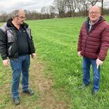 Landwirt Johannes Börmann (l.) ist ärgerlich: Hundebesitzer haben auf seiner Wiese einen Weg freigetrampelt. Tierarzt Jürgen Baer entdeckt an vielen Stellen Hundekot, der das Futter für Rinder und Pferde verunreinigt.