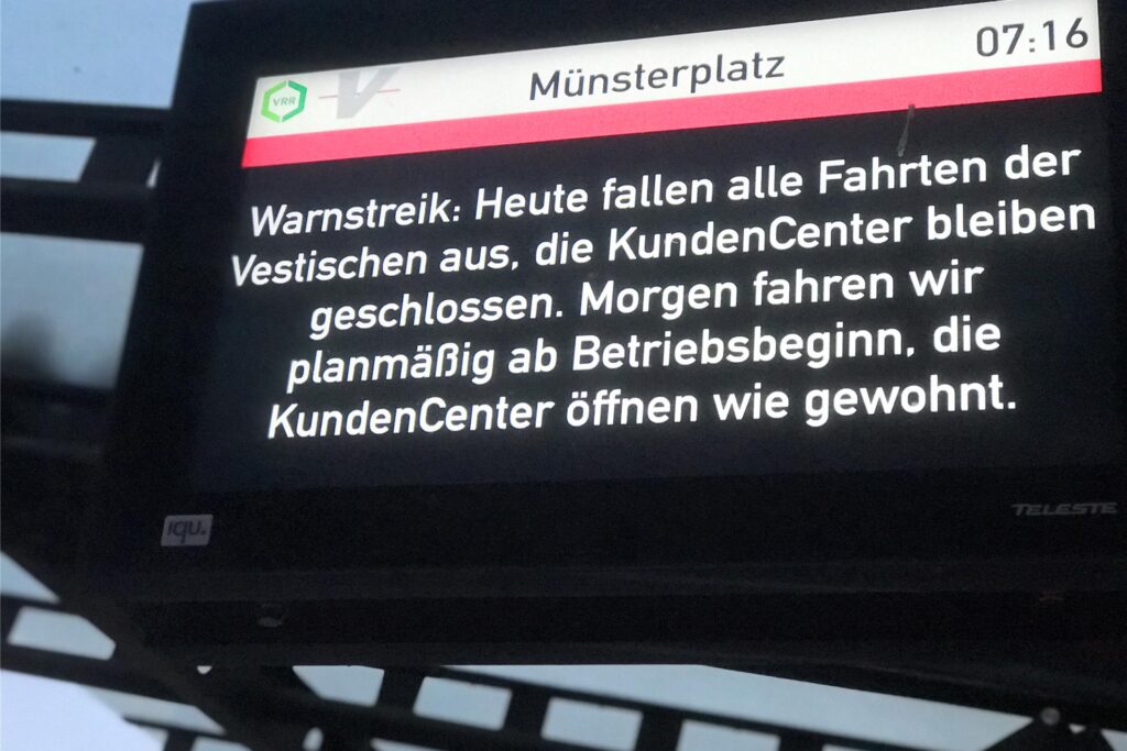 Der Warnstreik im öffentlichen Dienst sorgte für leere Bushaltestellen im ganzen Stadtgebiet am Dienstagmorgen. Der Warnstreik im öffentlichen Dienst sorgte für leere Bushaltestellen im ganzen Stadtgebiet am Dienstagmorgen.