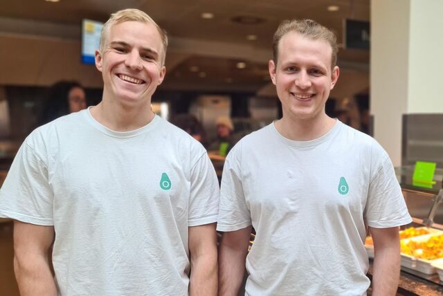 Timo Sievernich (l.) und Robin Wiebusch (r.) haben in Schwerte das Startup Odacova gegründet. Ihre App soll in Kantinen für eine gesunde Ernährung sorgen.