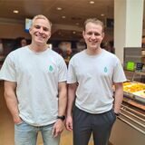 Timo Sievernich (l.) und Robin Wiebusch (r.) haben in Schwerte das Startup Odacova gegründet. Ihre App soll in Kantinen für eine gesunde Ernährung sorgen.