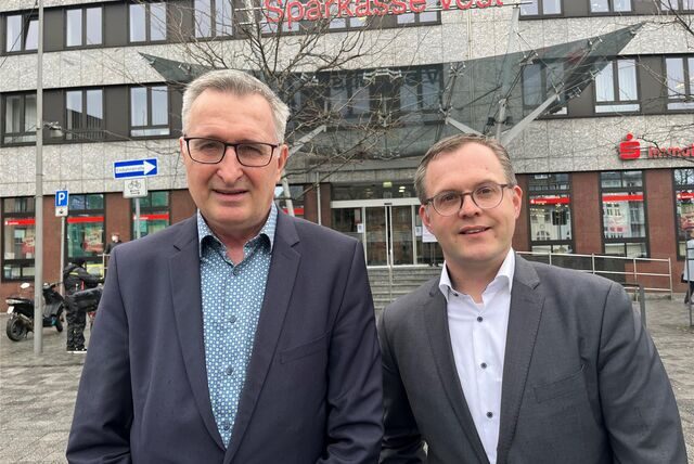 Rainer Kruck, Direktor Marktbereich der Sparkasse Vest in Castrop-Rauxel, und Firmenkunden-Direktor Sebastian Bölling vor dem Standort in der Castroper Altstadt.