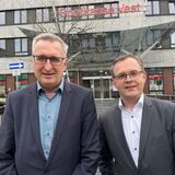 Rainer Kruck, Direktor Marktbereich der Sparkasse Vest in Castrop-Rauxel, und Firmenkunden-Direktor Sebastian Bölling vor dem Standort in der Castroper Altstadt.