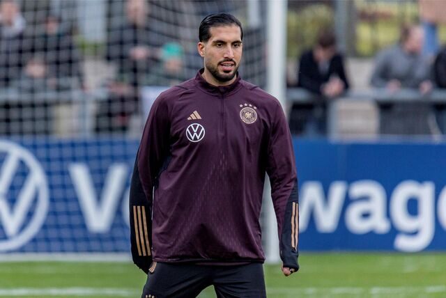 Emre Can steht auf dem Trainingsplatz.