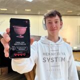 Ein Junge hält ein Smartphone in der Hand. Darauf ist die neue App des Römermuseums geöffnet.