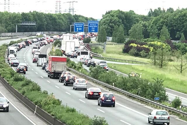 Auf der A45 staut sich nach einem Unfall am Autobahnkreuz Dortmund Nordwest der Verkehr. (Archiv)