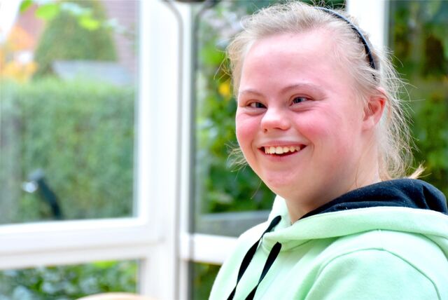 Ayla-Marie Harpering aus Ahaus gehört zu den Hauptdarstellerinnen der Reality-Doku „Zum Schwarzwälder Hirsch“: 13 Menschen mit Down-Syndrom befähigte Fernsehkoch Tim Mälzer dazu, als Team ein Restaurant zu leiten.