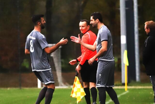 Das gibt es in der Westfalenliga nur beim TuS 05 Sinsen: Angesichts der Personalnot ist der Vorsitzende Boban Georgiev (rechts) in dieser Saison schon selbst aufgelaufen. Hier kommt er für Ioannis Orkas ins Spiel.