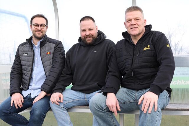 Lars Kuck, Marcel Splettstößer und Mario Rast sitzen auf der Trainerbank.