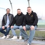 Lars Kuck, Marcel Splettstößer und Mario Rast sitzen auf der Trainerbank.