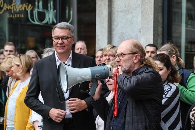 Joffrey Kallweit, Betriebsratsvorsitzender bei Karstadt Dortmund, und OB Thomas Westphal machten den Beschäftigten Mut.