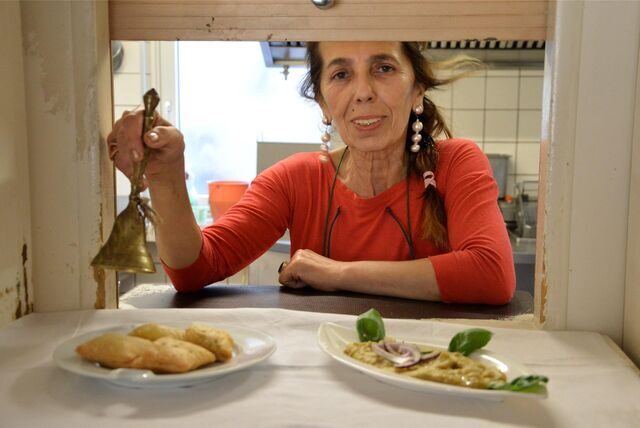 Die Dortmunder Gastronomin Rodanti Zissi greift zu drastischen Maßnahmen, um mit ihrem Restaurant die Energiekrise zu überstehen.