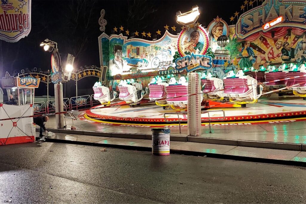 Die Polizei sicherte nach der Bluttat am Send Spuren vor einem Fahrgeschäft.