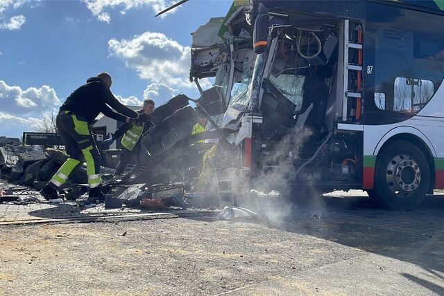 Mitarbeiter des Abschleppunternehmens bereiten den Bus fürs Abschleppen vor. Sie bringen Seile am Heck an und ziehen ihn später auf den Betriebshof nach Recklinghausen. Dort wird er beschlagnahmt.