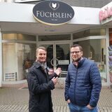 Stadtmarketing-Chef Georg Gabriel und Altstadt-Kümmerer Sebastian Höber (r.) aus Recklinghausen stehen vor einem Leerstand in der Steinstraße.