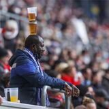 Mohammed Mohammed ist auf seinem Platz auf der Haupttribüne zu finden.