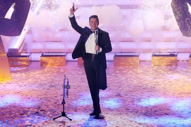Eric Philippi tritt auf bei der Aufzeichnung der ARD Sendung „Das Adventsfest der 100.000 Lichter“ Ende 2022 im feinen Zwirn.
