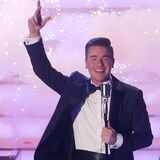 Eric Philippi tritt auf bei der Aufzeichnung der ARD Sendung „Das Adventsfest der 100.000 Lichter“ Ende 2022 im feinen Zwirn.