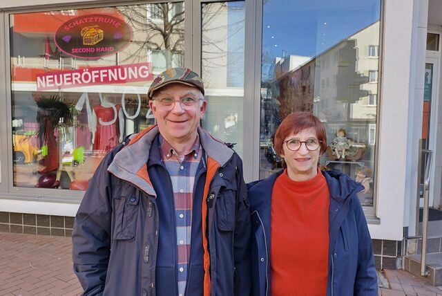 Die Vermieter des Ladenlokals an der Mühlenstraße 1 stehen vor dem selbigen in der Castroper Altstadt.