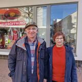 Die Vermieter des Ladenlokals an der Mühlenstraße 1 stehen vor dem selbigen in der Castroper Altstadt.
